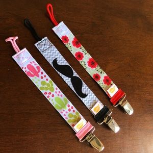 NWOT Pacifier Clips